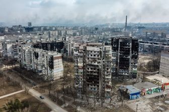 Palazzi distrutti dai bombardamenti a Mariupol&nbsp;