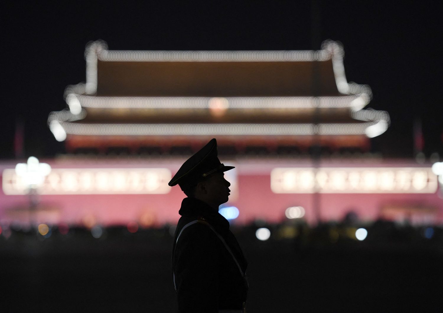 Un soldato cinese davanti alla citt&agrave; proibita a Pechino