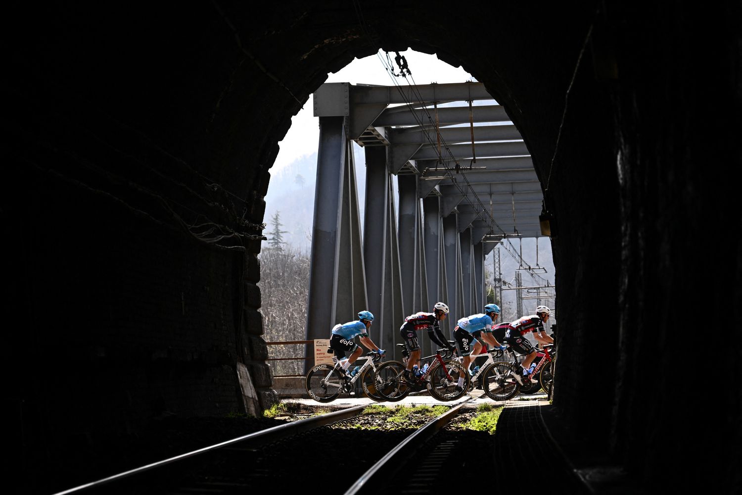 Diego Pablo Sevilla, Ricardo Zurita, Samuele Rivi&nbsp; e Filippo Tagliani attraversano le piste ferroviarie vicino a Ovada&nbsp;