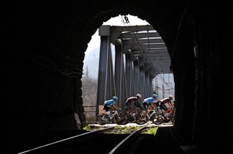 Diego Pablo Sevilla, Ricardo Zurita, Samuele Rivi&nbsp; e Filippo Tagliani attraversano le piste ferroviarie vicino a Ovada&nbsp;
