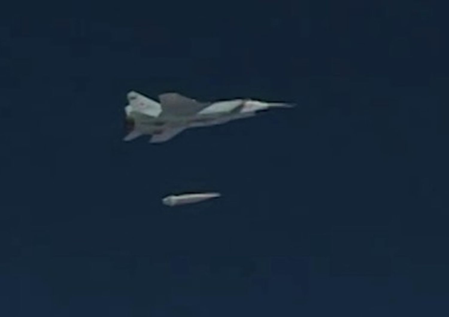 Il lancio di un missile ipersonico Kinzhal montato su un jet russo