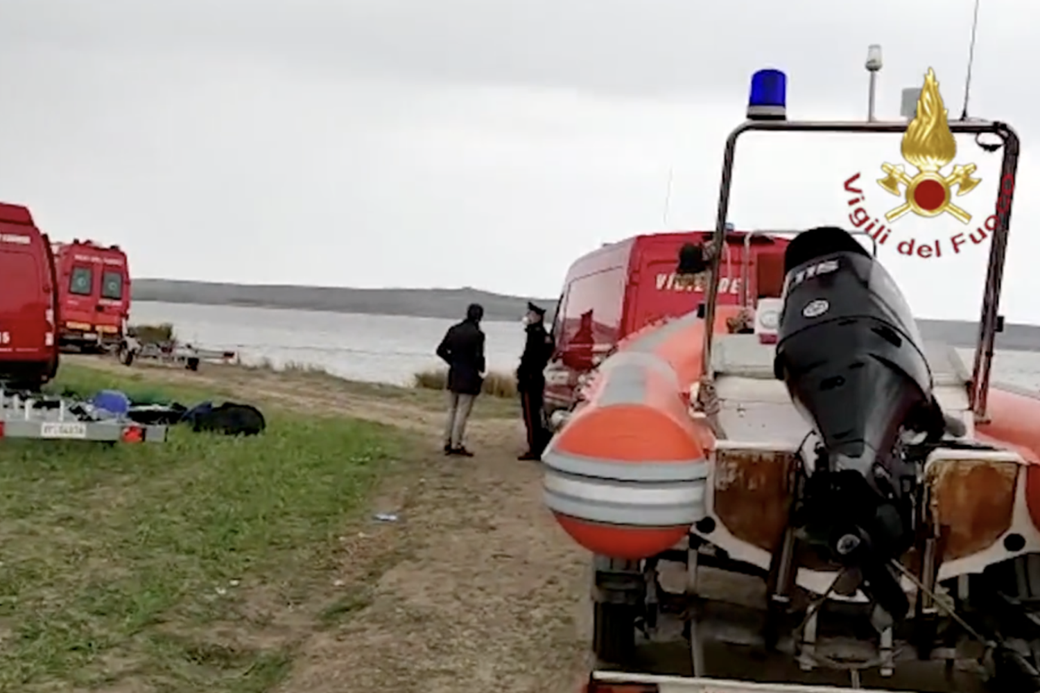 Le ricerche del pescatore scomparso nello stagno di Cabras