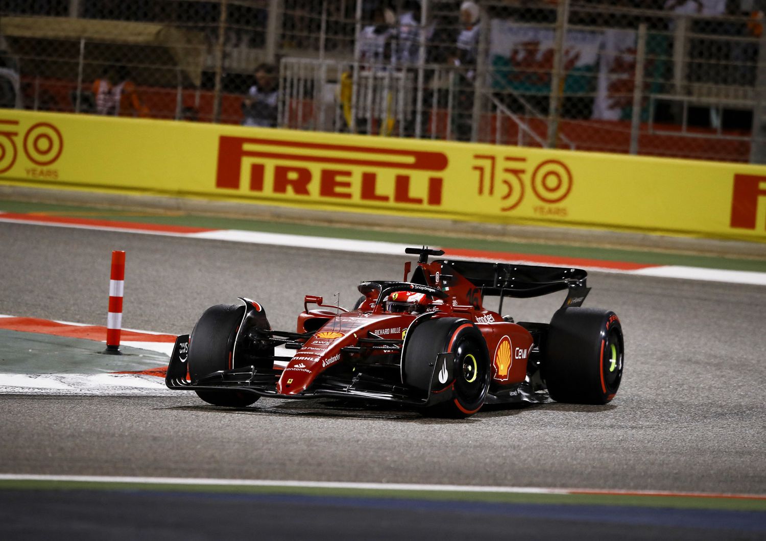 La Ferrari di Leclerc sul circuito del Bahrain