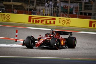 La Ferrari di Leclerc sul circuito del Bahrain