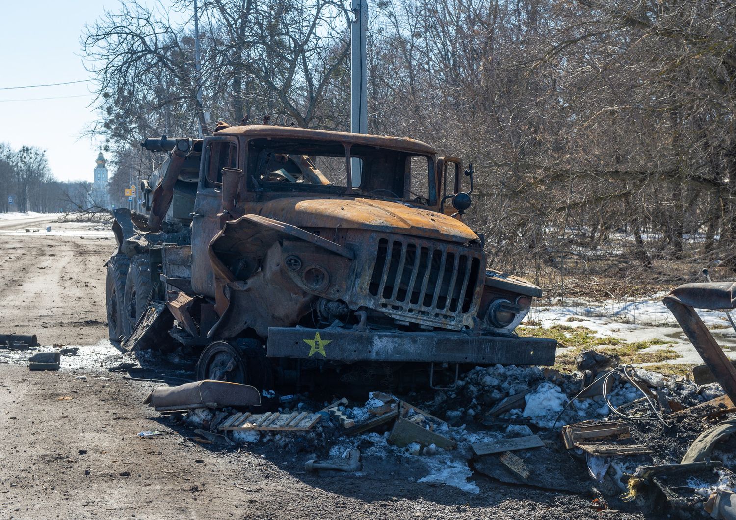 I resti di un veicolo militare russo distrutto alle porte di Kharkiv