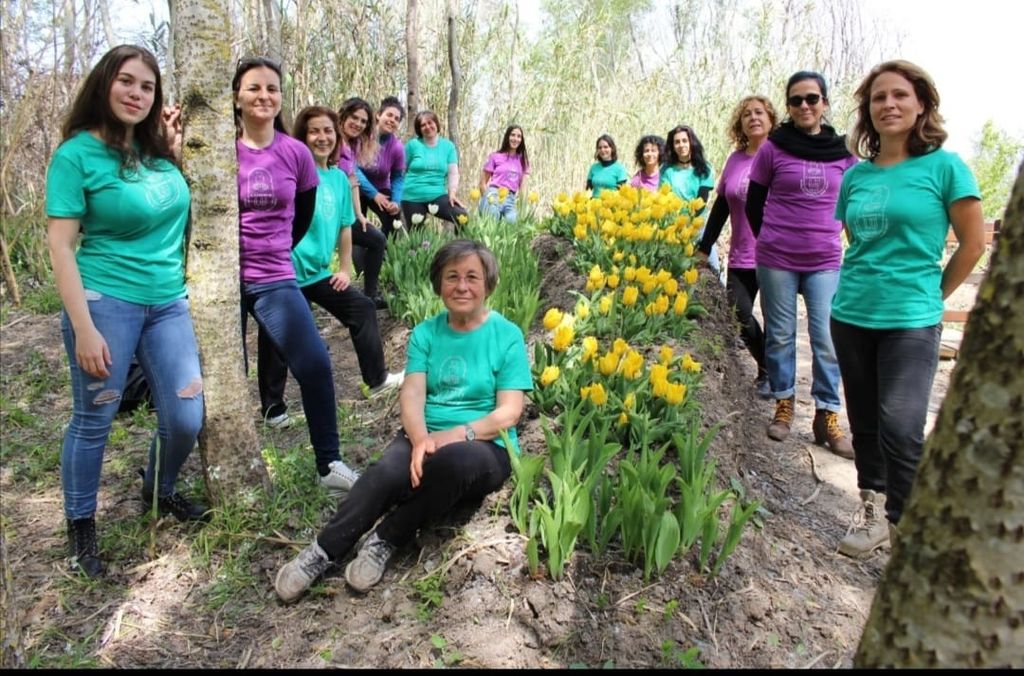 Maria Fois, presidente dell'associazione 'Il Giardino di L&ugrave;', con un gruppo di volontarie
