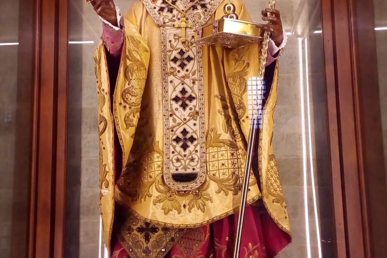 La statua di San Nicola nella Basilica a Bari