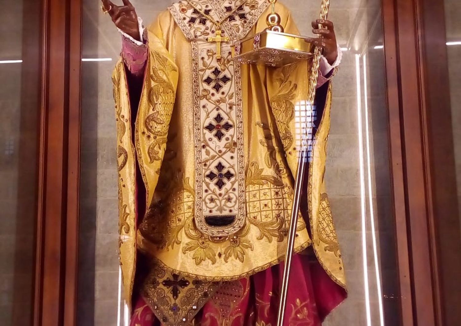 La statua di San Nicola nella Basilica a Bari