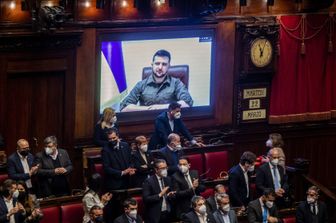 Il presidente ucraino Zelensky in videocollegamento con la Camera dei deputati