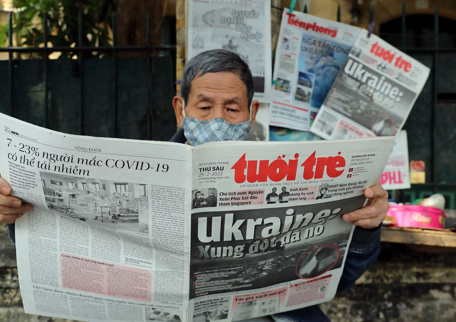 Davanti a un'edicola in Vietnam