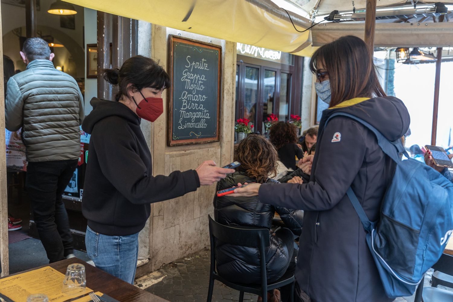 Controlli del Green pass in un ristorante&nbsp;