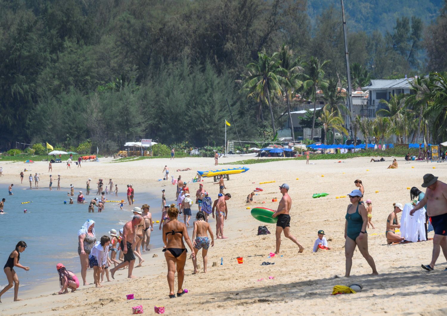 Turisti russi sulla spiaggia di Pukhet, in Thailandia