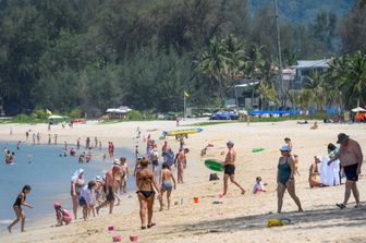 Turisti russi sulla spiaggia di Pukhet, in Thailandia