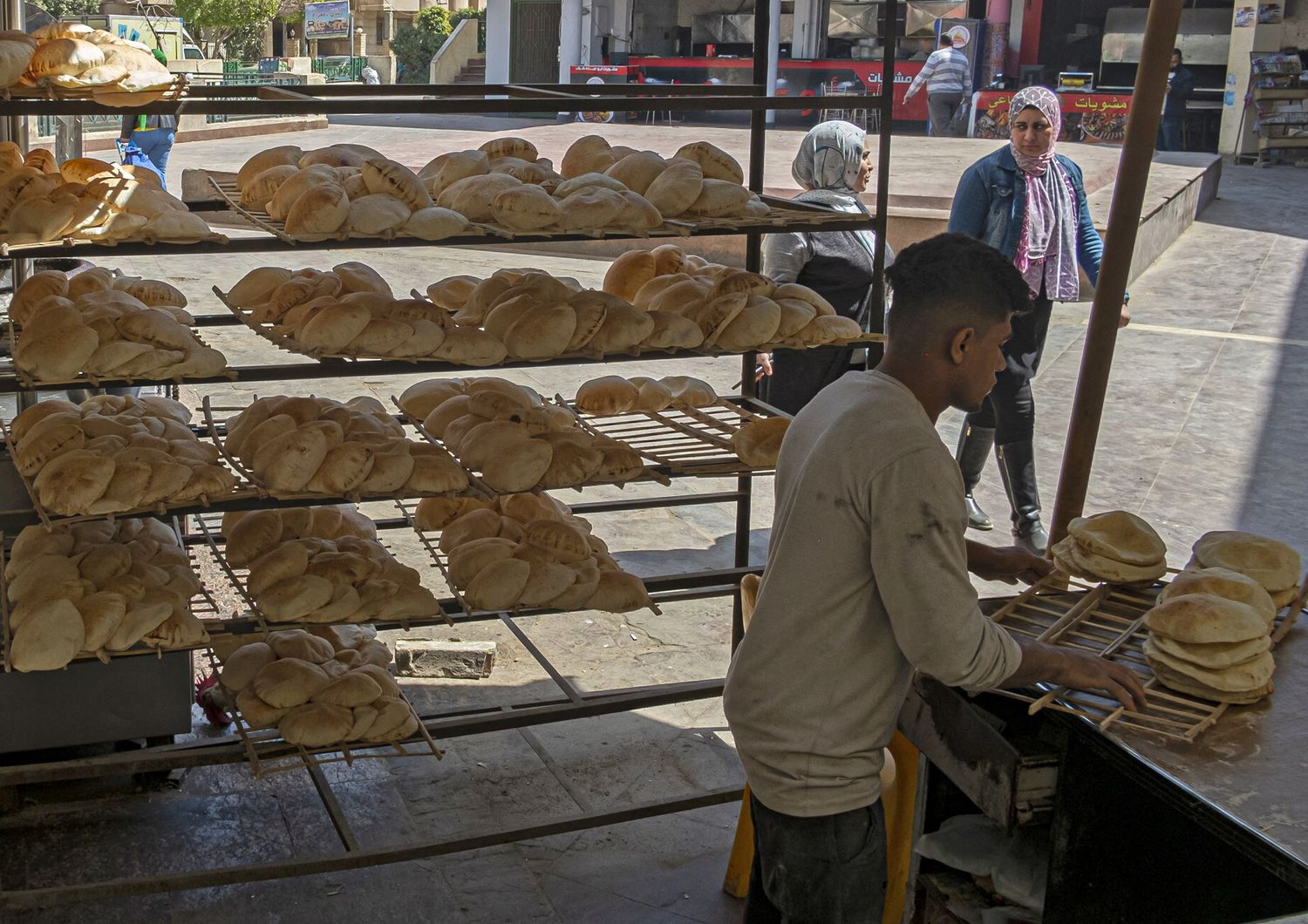 Una panetteria all'aperto in un mercato del Cairo