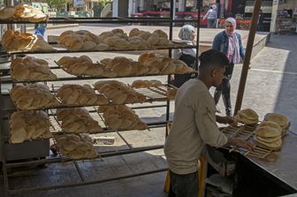Una panetteria all'aperto in un mercato del Cairo