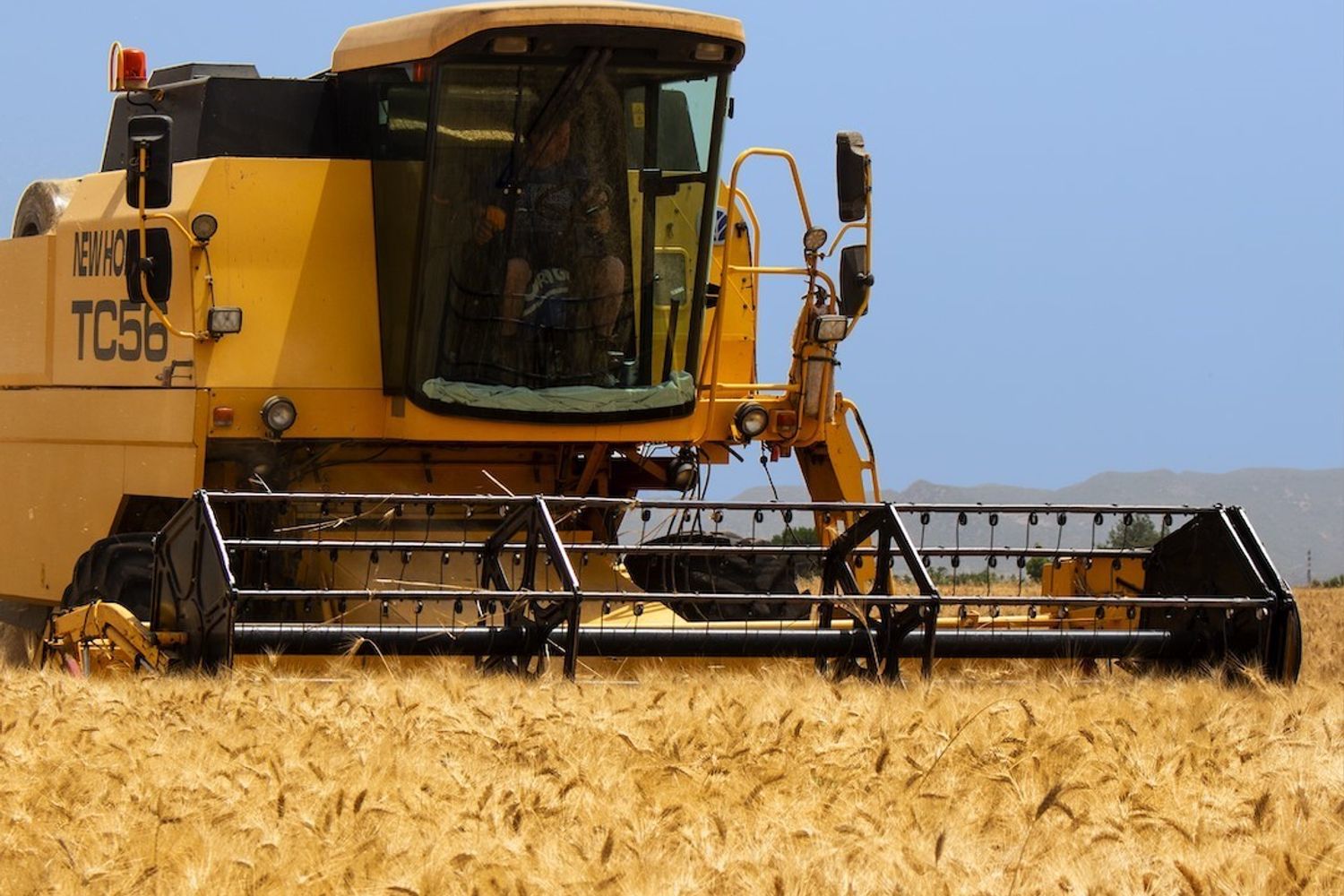 Mezzo agricolo al lavoro in un campo di grano