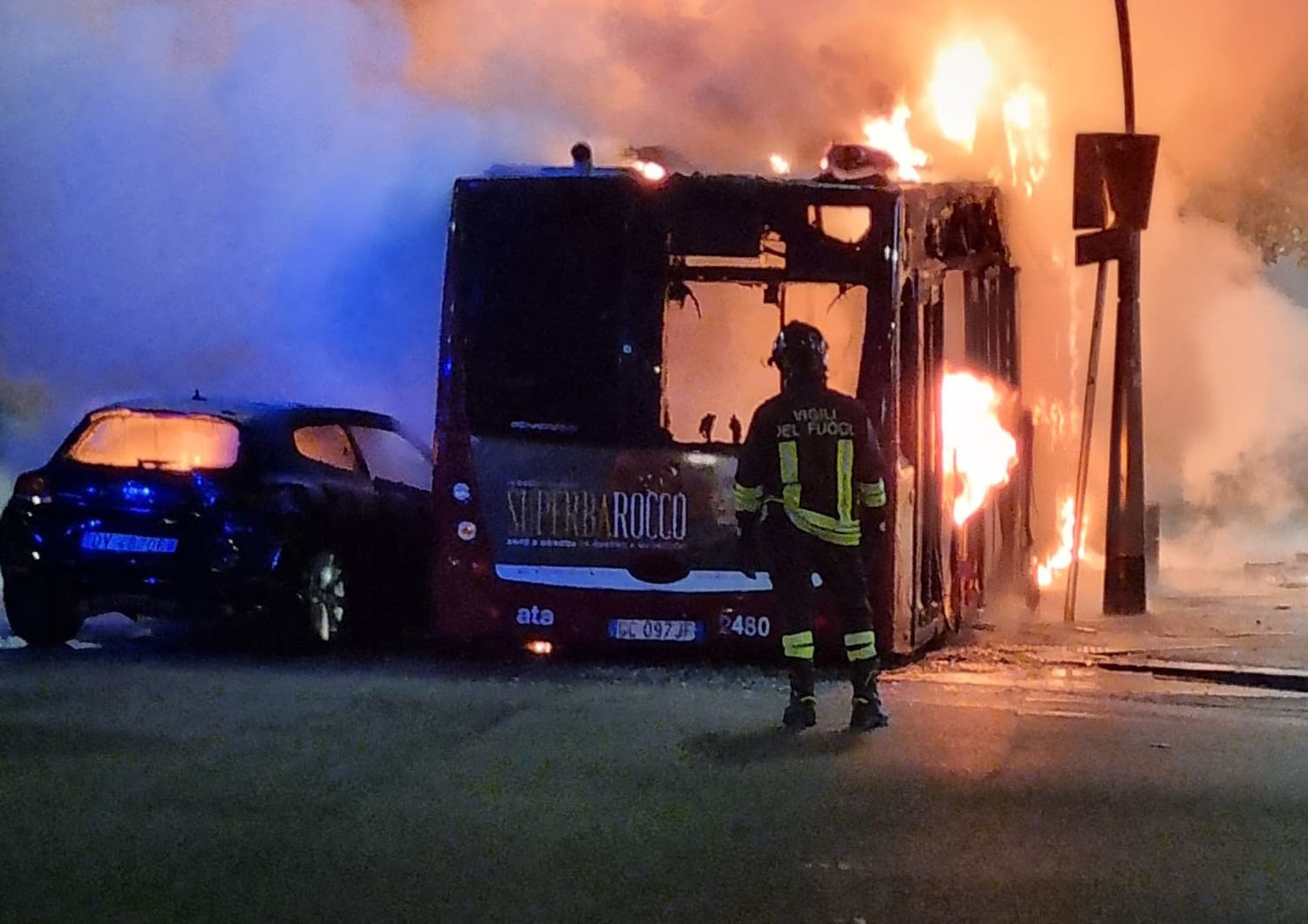 incidente stradale centocelle auto contro bus un morto