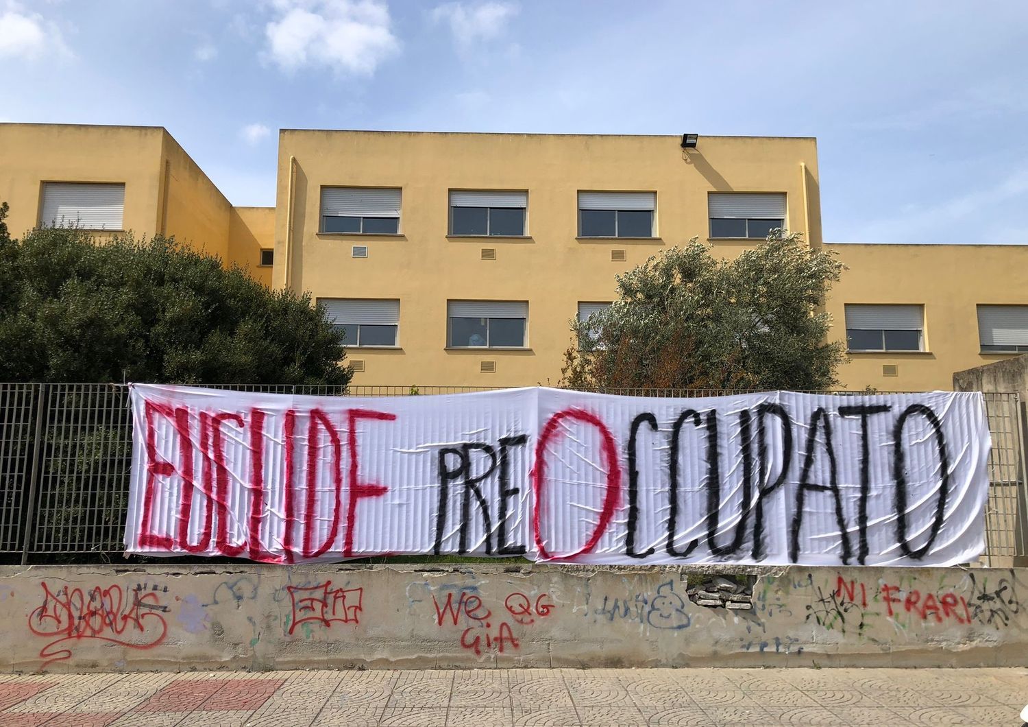 Lo striscione appeso fuori dall'istituto superiore 'Euclide' di Cagliari durante l'occupazione degli studenti
