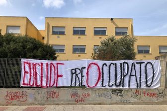 Lo striscione appeso fuori dall'istituto superiore 'Euclide' di Cagliari durante l'occupazione degli studenti
