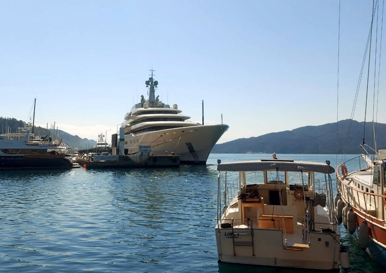 Lo yacht dell'oligarca russo Roman Abramovich ormeggiato in Turchia