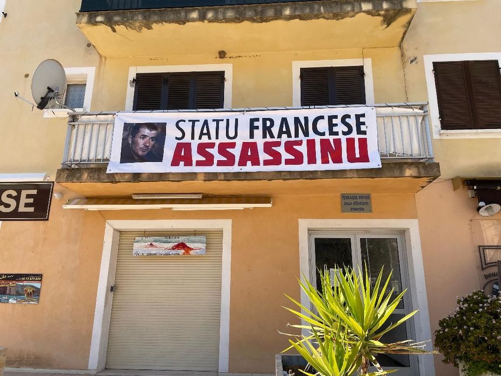 &nbsp;Striscione a Carg&eacute;se contro lo Stato francese