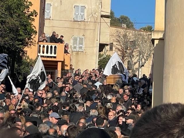 La bara di Yvan Colonna viene portata in chiesa