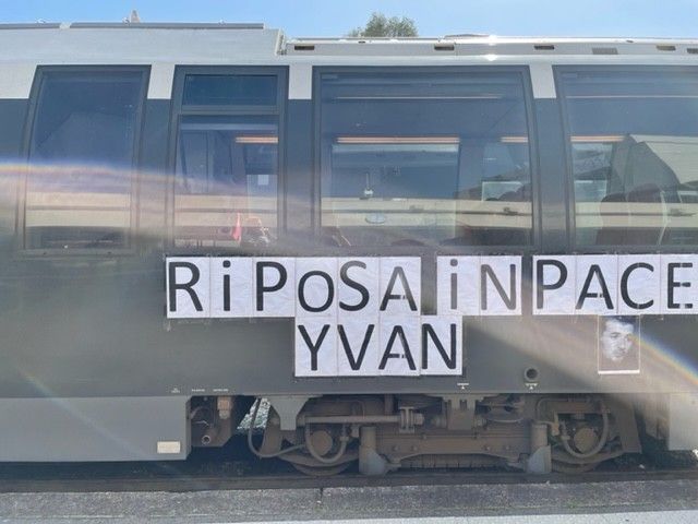 Striscione per Colonna su un treno delle ferrovie corse
