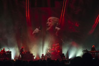 Phil Collins durante l'ultimo concerto alla O2 Arena di Londra