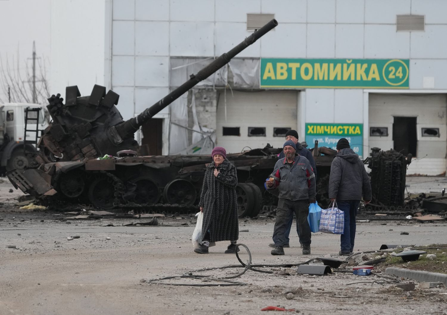 Un carro armato distrutto a Mariupol&nbsp;