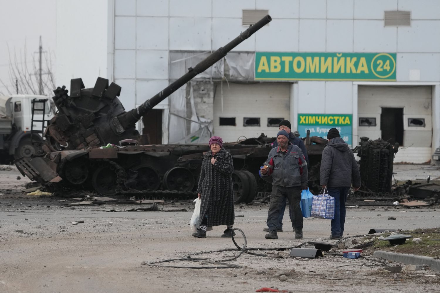 Un carro armato distrutto a Mariupol&nbsp;