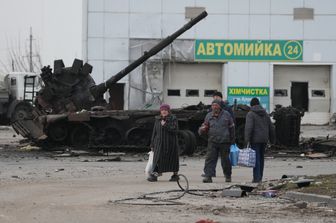 Un carro armato distrutto a Mariupol&nbsp;