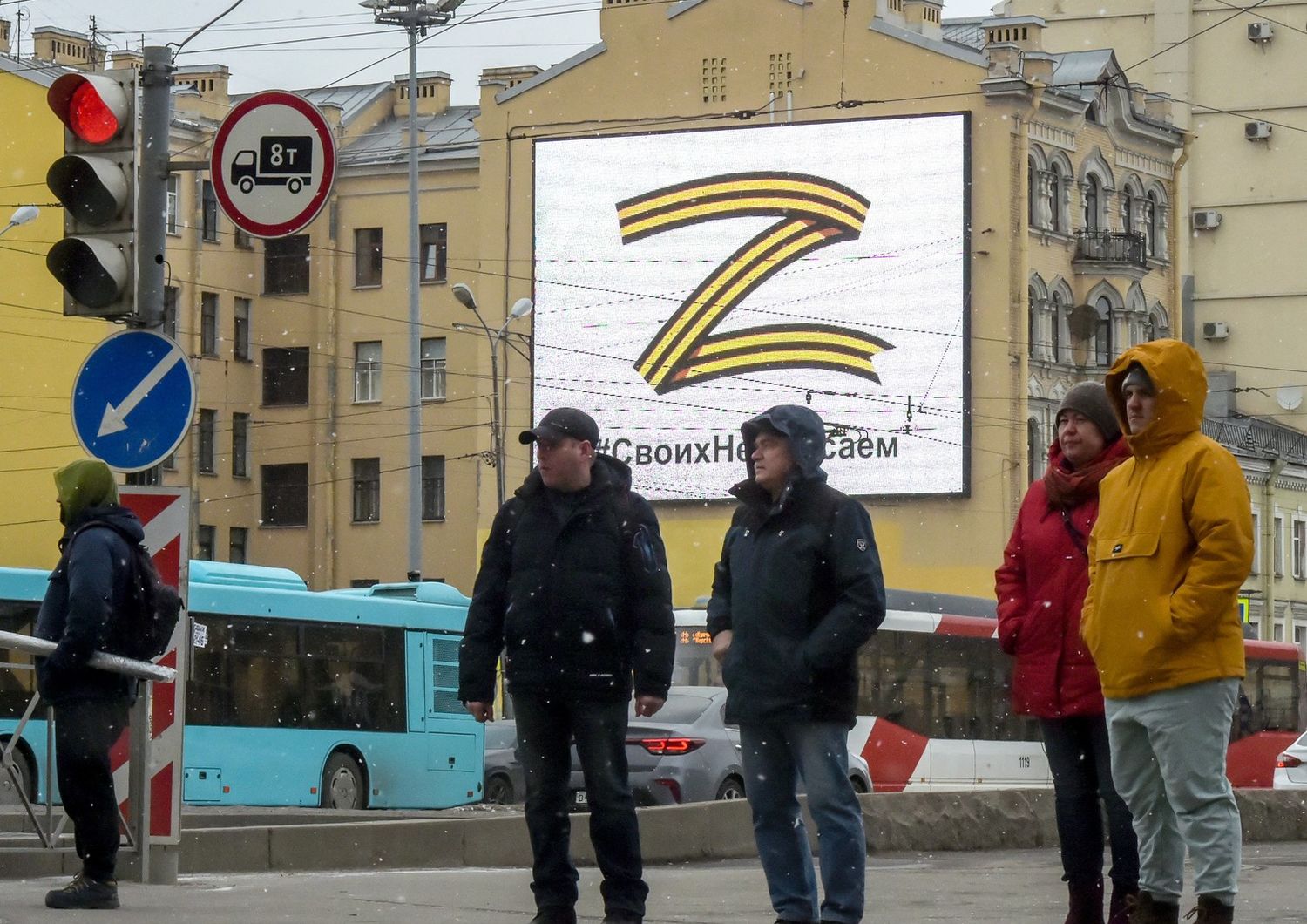 Un cartellone pubblicitario con il simbolo &quot;Z&quot; nei colori del nastro di San Giorgio a Sanpietroburgo&nbsp;