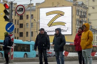 Un cartellone pubblicitario con il simbolo &quot;Z&quot; nei colori del nastro di San Giorgio a Sanpietroburgo&nbsp;