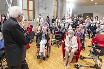 Il presidente Sergio Mattarella in visita agli anziani dell'Itis di Trieste