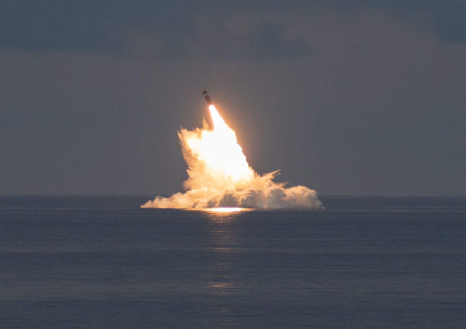 Il lancio di un missile Trident dal sottomarino americano Wyoming