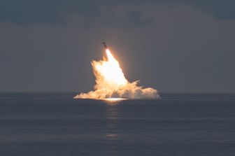 Il lancio di un missile Trident dal sottomarino americano Wyoming