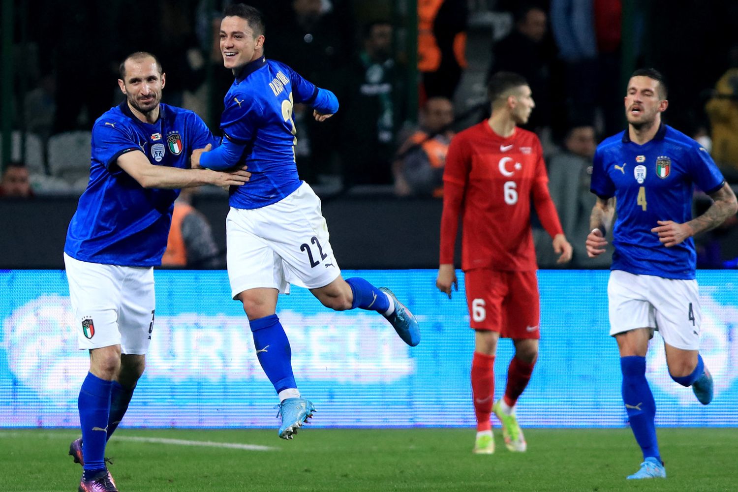 Raspadori esulta dopo il gol segnato alla Turchia