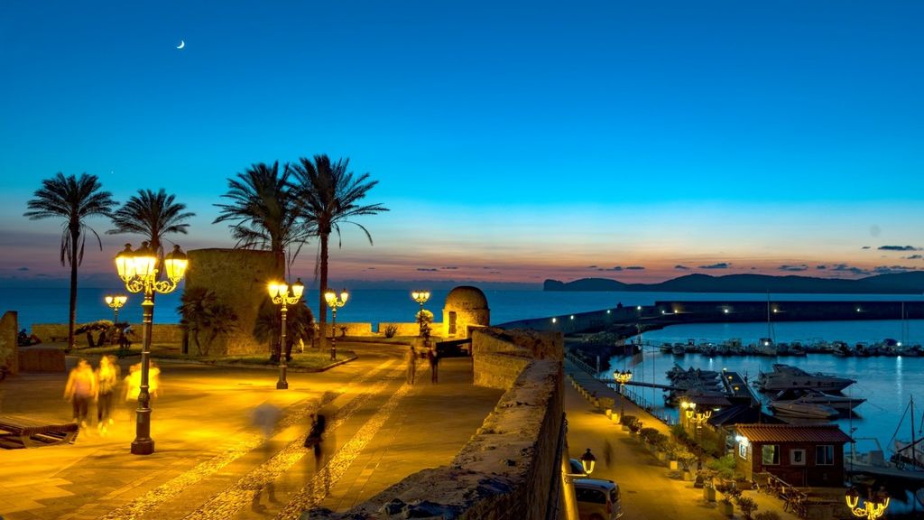 Un suggestivo scorcio di Alghero di sera