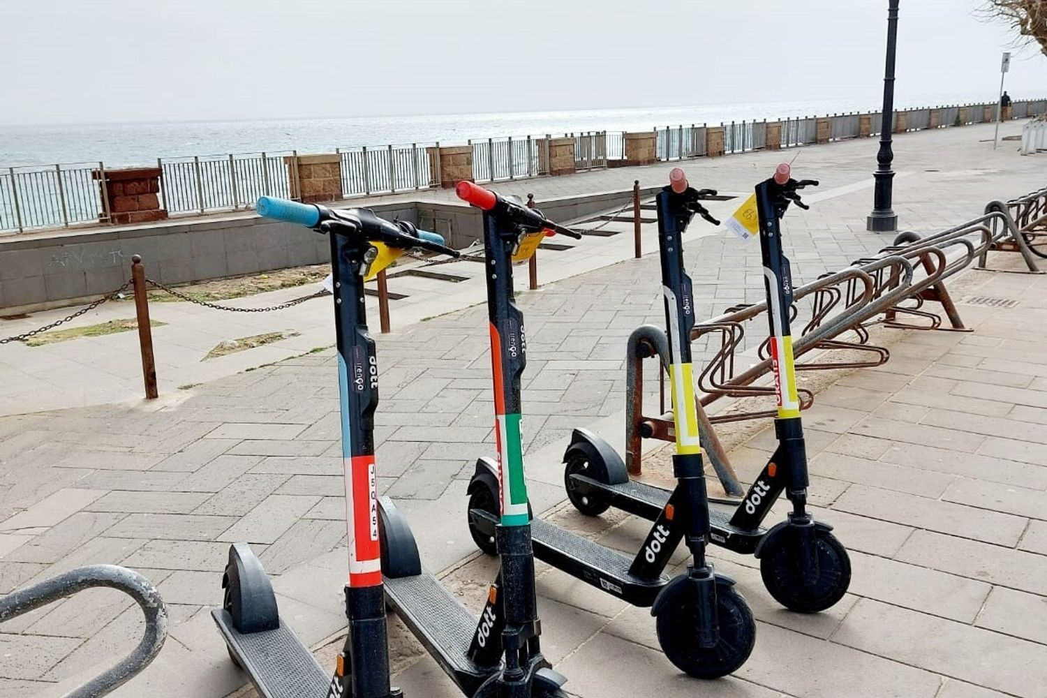 Monopattini a noleggio sul lungomare di Alghero