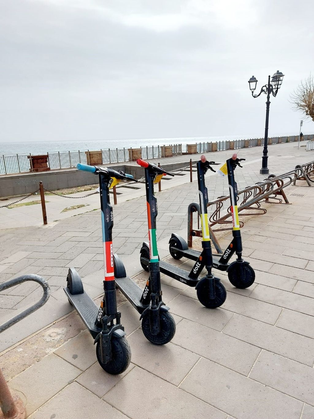Monopattini a noleggio sul lungomare di Alghero