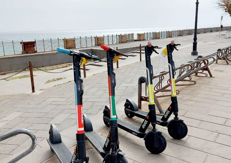 Monopattini a noleggio sul lungomare di Alghero