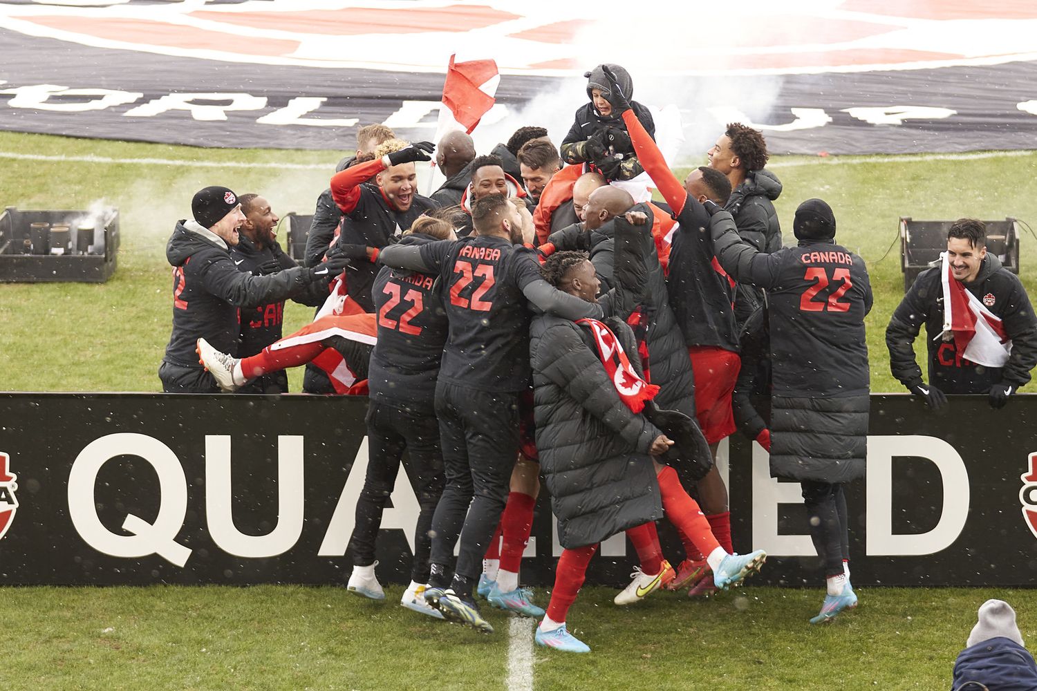 L'esultanza dei giocatori canadesi dopo la vittoria sulla Giamaica