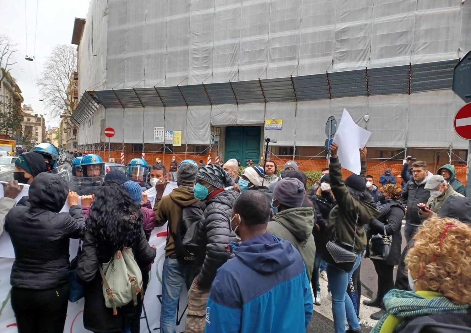 protesta piazza migranti meritevoli diritti ucraini