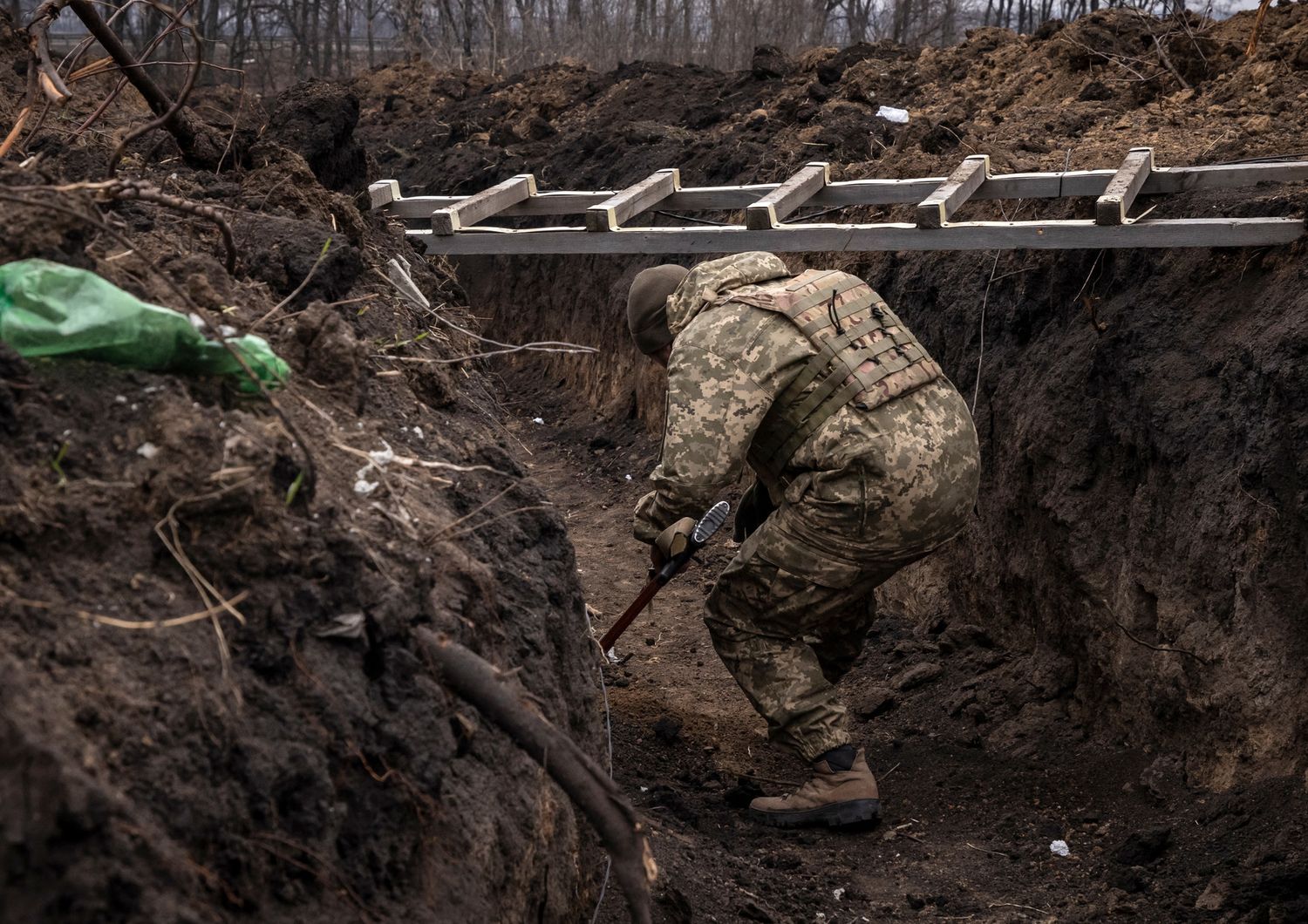 Soldato in trincea nel Donbass&nbsp;