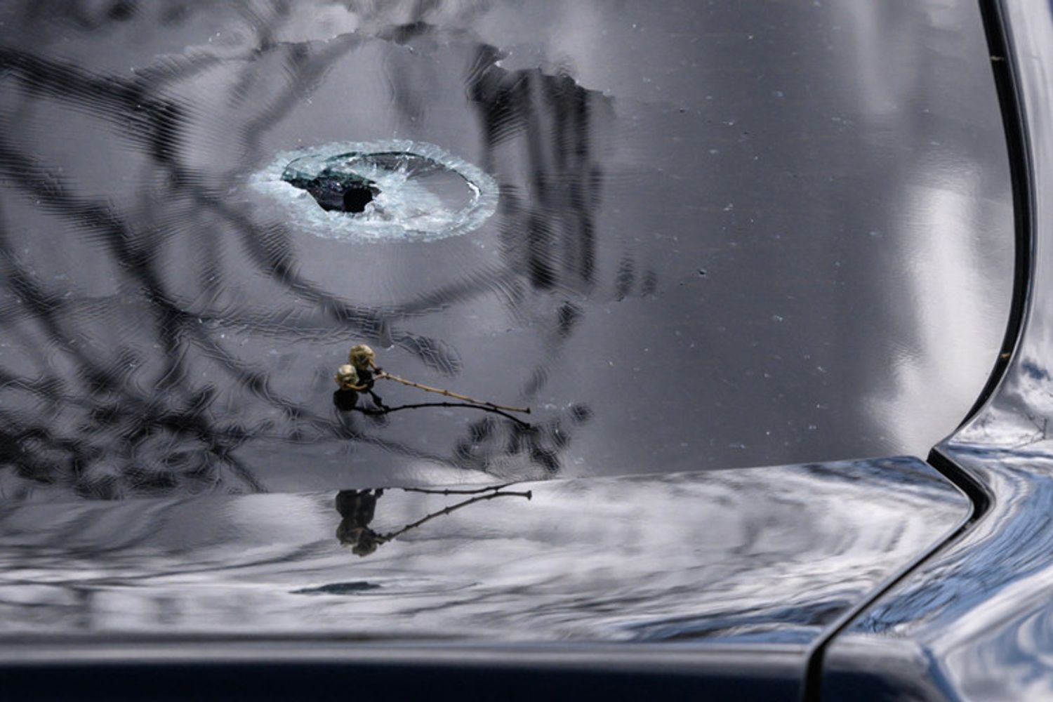 Il foro nel finestrino lasciato dal proiettile