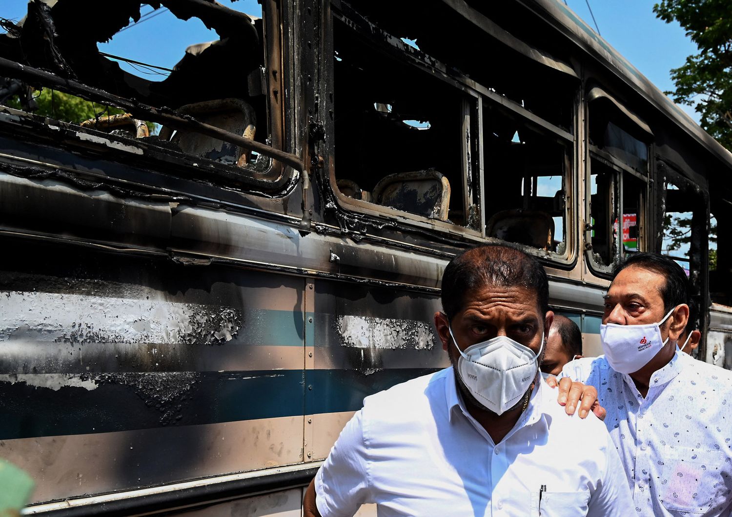 Sopralluogo del premier&nbsp;Mahinda Rajapaksa all'autobus incendiato vicino alla casa del presidente&nbsp;Gotabaya Rajapaksa