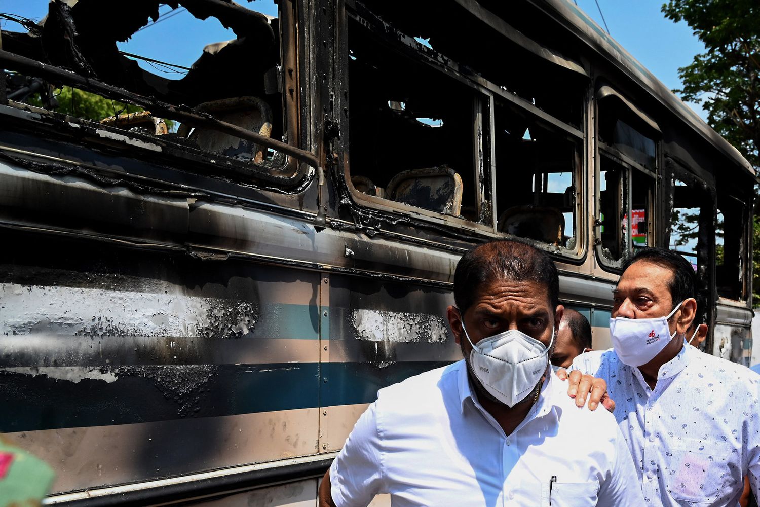 Sopralluogo del premier&nbsp;Mahinda Rajapaksa all'autobus incendiato vicino alla casa del presidente&nbsp;Gotabaya Rajapaksa