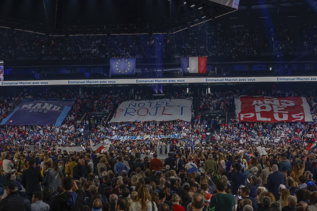 Stadio con i sostenitori di Macron