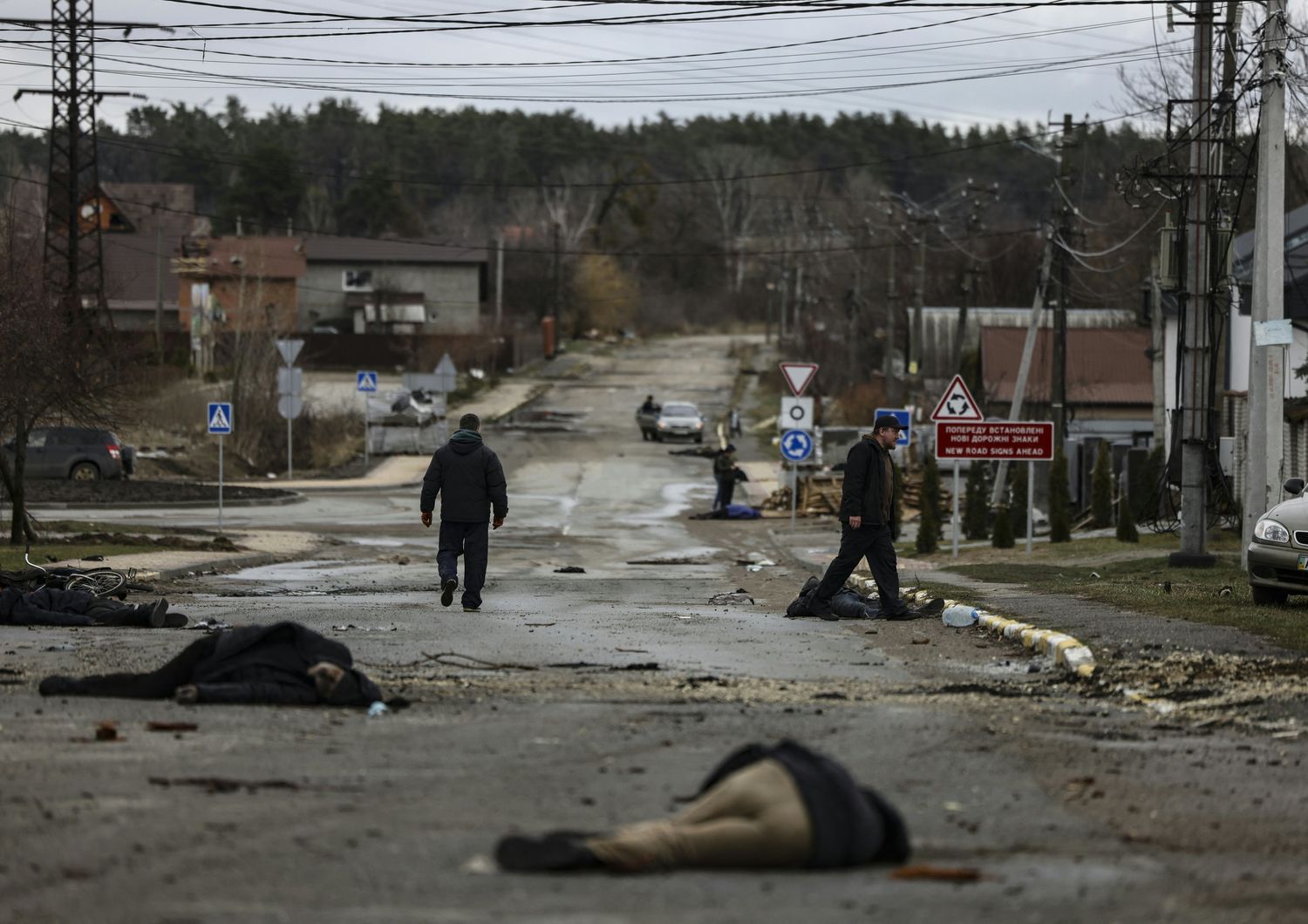 Cadaveri lungo le strade di Bucha, in Ucraina