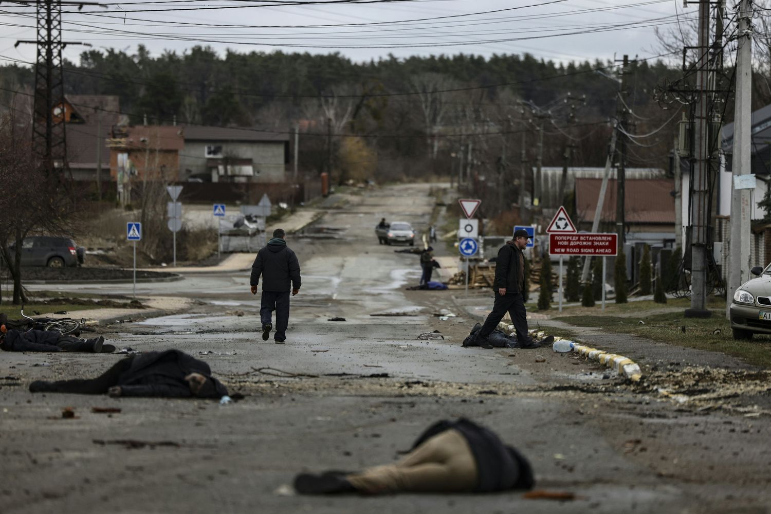 Cadaveri lungo le strade di Bucha, in Ucraina
